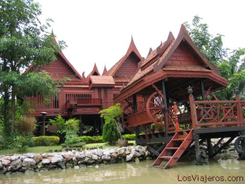 Casa tradicional en los canales de Bangkok - Tailandia