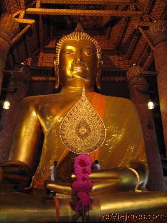 Estatua gigante de bronze en el Wat Mongkol Borphit, Ayuthaya - Tailandia