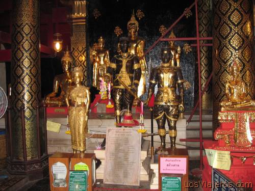 Interior del templo de WAT YAI, Phitsanulok - Tailandia