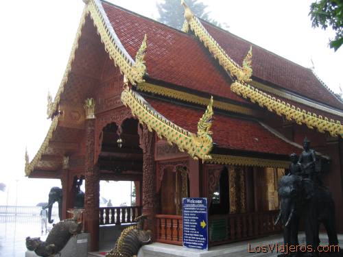 Templo del complejo del Wat Doi Suthep, Chiang Mai - Tailandia