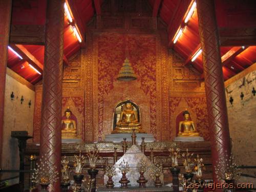 Inside a temple in Wat Doi Suthep, Chiang Mai.
 - Thailand
Interior de templo del complejo del Wat Doi Suthep, Chiang Mai - Thailand - Tailandia
