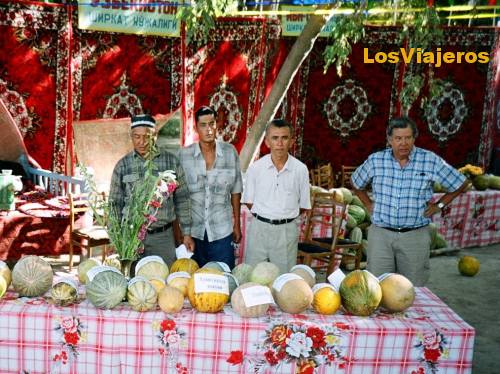 Uzbecos en concurso agrícola -Bukara - Uzbekistan