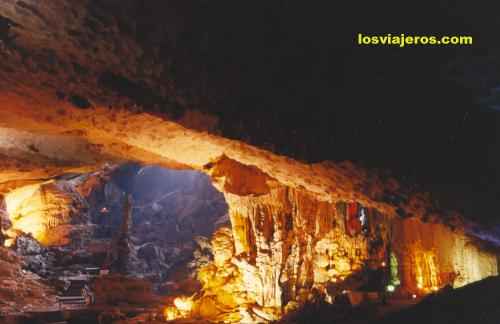 Trinh Nu Cave in Halong Bay - Vietnam
Trinh Nu Cave en la Bahia de Halong - Vietnam