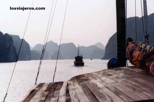 Navigating by chanels in Halong Bay - Vietnam
Navegando por los canales de la Bahia de Halong - Vietnam