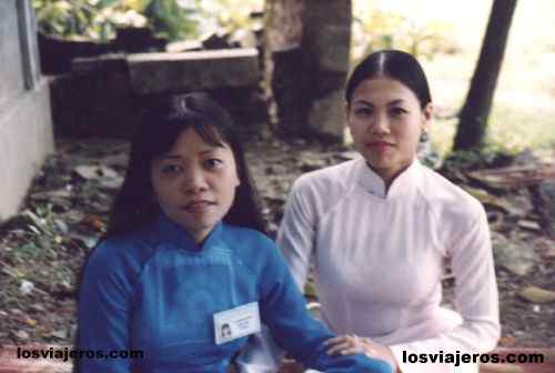 Chicas vestidas con el Ao Dai en Hoa Lu - Vietnam