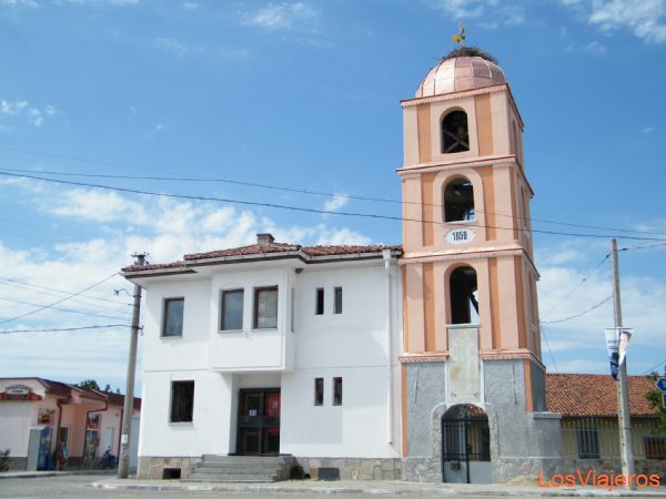 Iglesia con la cúpula de cobre en el pueblo de Staro Jelezare - Bulgaria