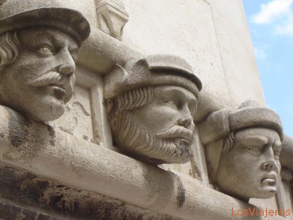 Sibenik: cabezas de piedra - Croacia