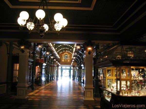 Liberty Arcade - Disneyland París - France
La arcada de la Libertad - Disneyland París - Francia