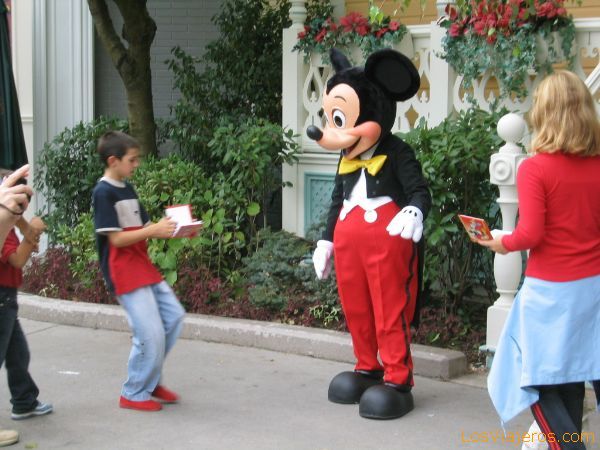 Mickey Mouse firmando autógrafos - Disneyland París - Francia