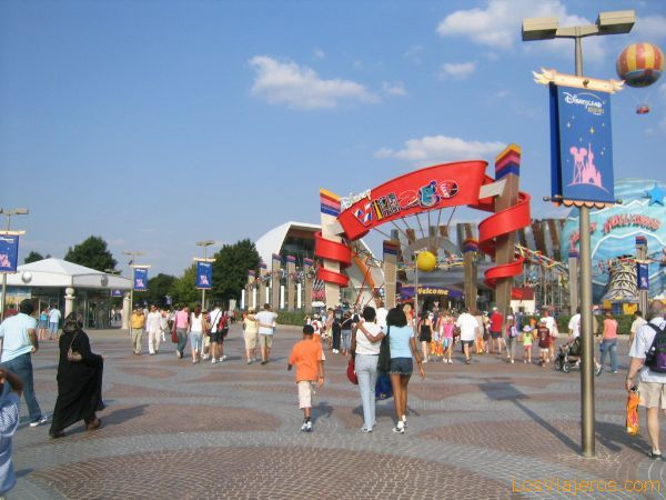 La zona de entrada al Village - Disneyland París - Francia