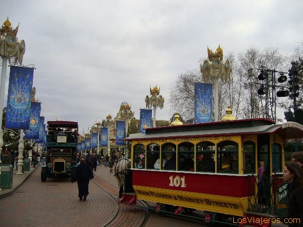 Antiguos transportes sobre las calles de Disney - Disneyland París - Francia