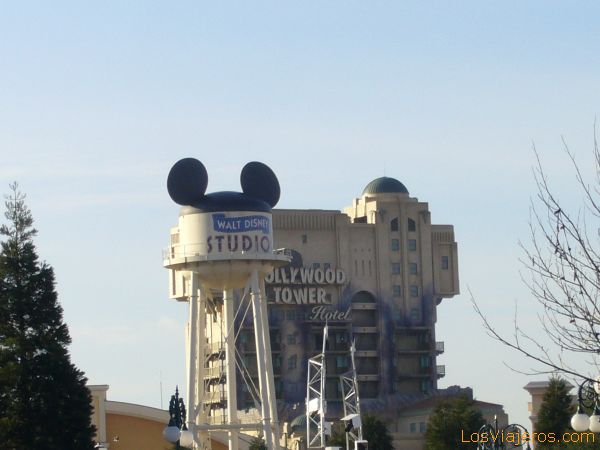 El emblema de los Estudios Disney y al fondo la Torre del Terror - Walt Disney Studios - Francia