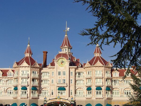 El Hotel Disneyland, puerta de entrada al parque - Disneyland París - Francia