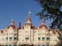Go to big photo: The Disneyland Hotel, door of entry to the park - Disneyland París