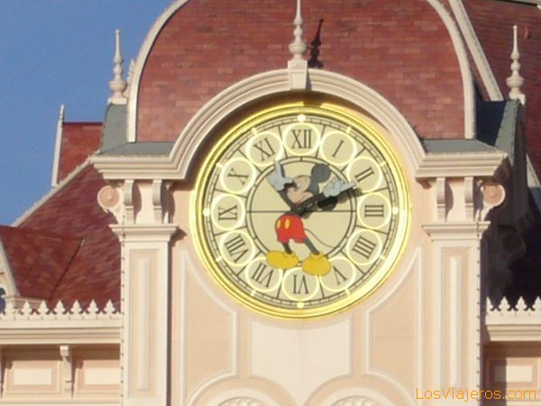 Reloj de Mickey sobre la fachada del Hotel Disneyland - Disneyland París - Francia