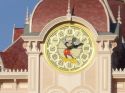 Ir a Foto: Reloj de Mickey sobre la fachada del Hotel Disneyland - Disneyland París 
Go to Photo: Mickey's clock on the front of the Disneyland Hotel - Disneyland París