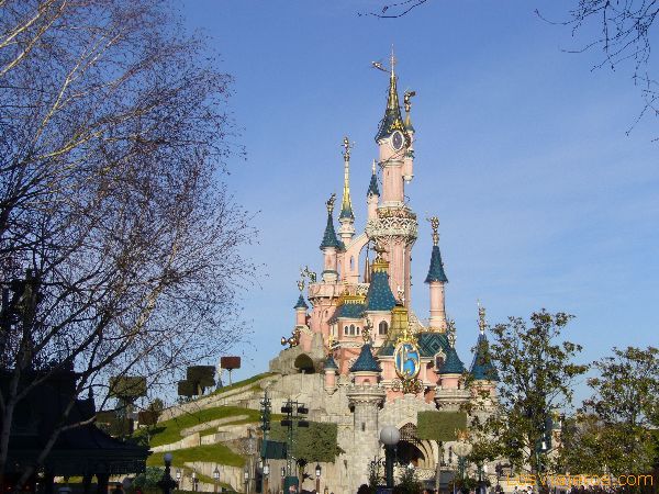 More remote and complete sight of the Castle of the Sleeping Beauty - Disneyland París - France
Vista más alejada y completa del Castillo de la Bella Durmiente - Disneyland París - Francia