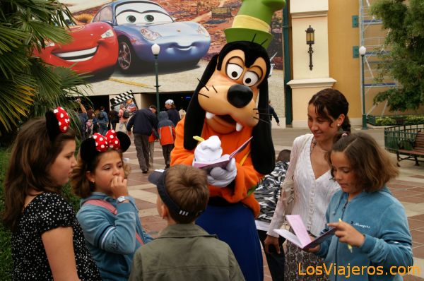 Goofy firmando autografos -Estudios Walt Disney - Francia