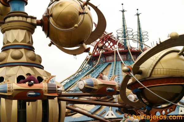 Orbitron and Space Mountain Mission 2 -Discoveryland- Disneyland - Francia