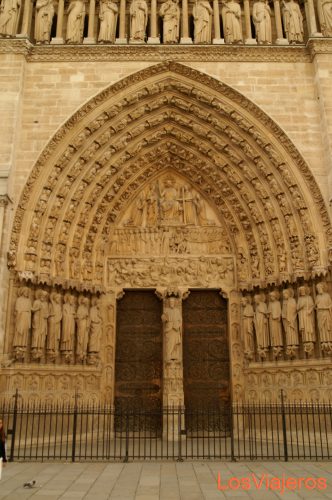 Portada de la catedral de Notre Dame de Paris - Francia