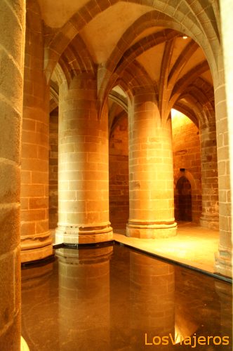 Pilares bajo la cripta del Monte Saint Michel - Francia
