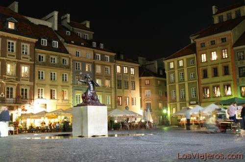 Main Square or Rynek Starego Miasta in the Old City of Warsaw- Poland
Plaza de la Ciudad Vieja de Varsovia- Polonia