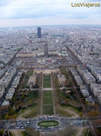 Aerial view from top of Eiffel Tower - France
Vista aérea desde la Torre Eiffel - Francia