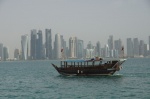 Barco tradicional y el Skyline de Doha al fondo