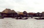 Casas flotantes en el lago Gamvié