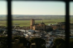 Belmonte y su iglesia vistas desde una ventana del Castillo - Cuenca