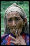 Mujer fumando, en el trekking hacia Poon Hill- Ghandruk