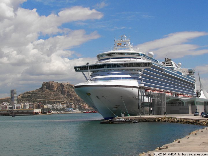 Crucero atracado en el puerto de Alicante