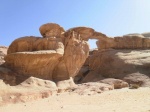 puente de piedra natural, desierto de Wadi Rum
