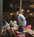 Vestimenta musulmana, costumbres occidentales. Bascarsija, Sarajevo, Bosnia-Herzegovina