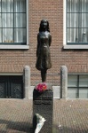 Estatua de Ana Frank en Amsterdam