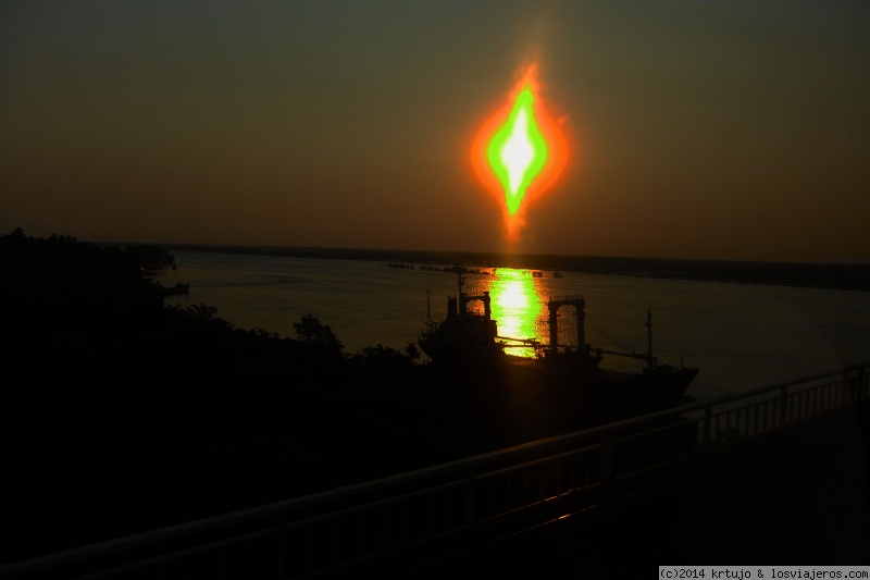 Ocaso sobre el Río Paraguay