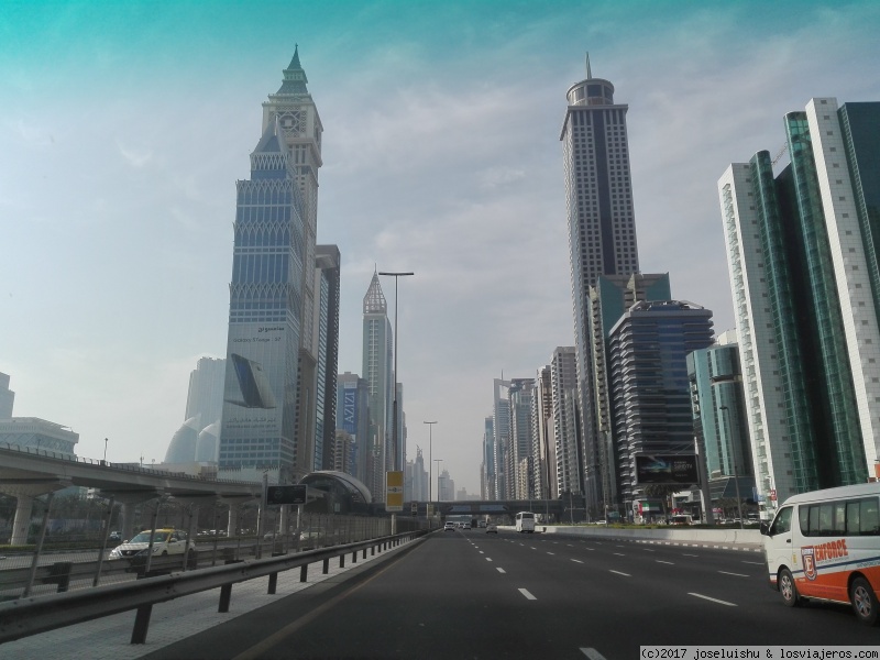 Calle, carretera principal o autovía que cruza Dubai