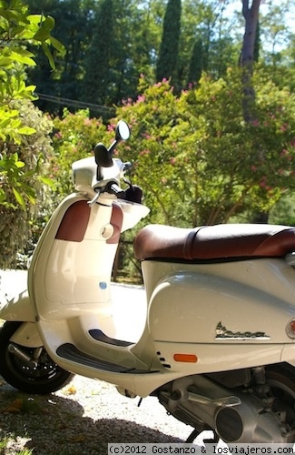 Vespa en la Toscana