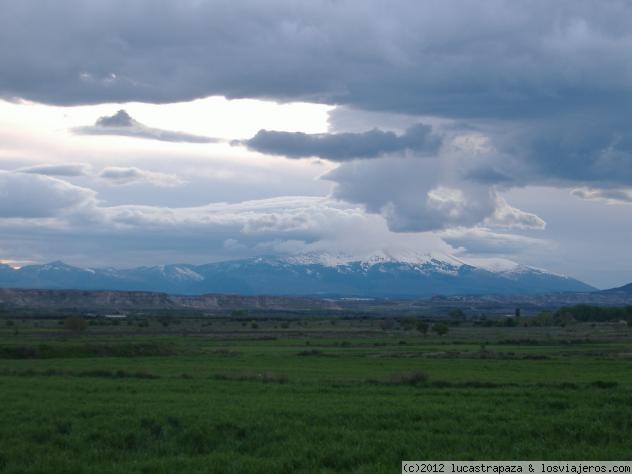 Paisaje natural de Bisimbre con vistas al Moncayo.