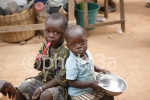 Dos niños sentados despues de comer
