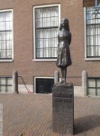 Escultura Anne Frank
