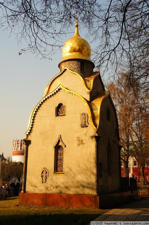 La iglesia en el territorio de Monasterio Novodevichiy en Moscú