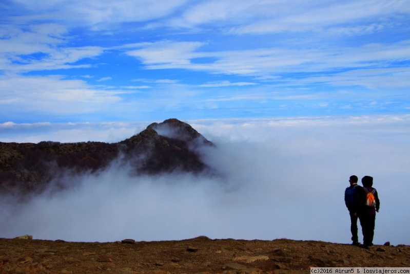Cima entre niebla