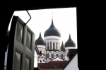 Tallinn, Estonia. Torres de la catedral de Alexander Nevsky desde la catedral de Santa María.