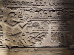 Amenhotep III frente a una mesa de ofrendas, Templo de Luxor