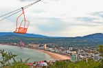 Bahía de Piriápolis y una telesilla bamboleante