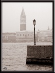 Campanile de San Marco en la niebla