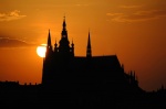 El sol se pone detras del castillo de Praga