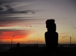 disfrutando el atardecer con un Moai