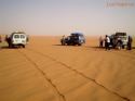 Comienzan las dunas, paramos a deshinchar las ruedas, para que los coches no se hundan en la arena - Libia